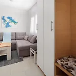Knez With Terrace Apartment Makarska