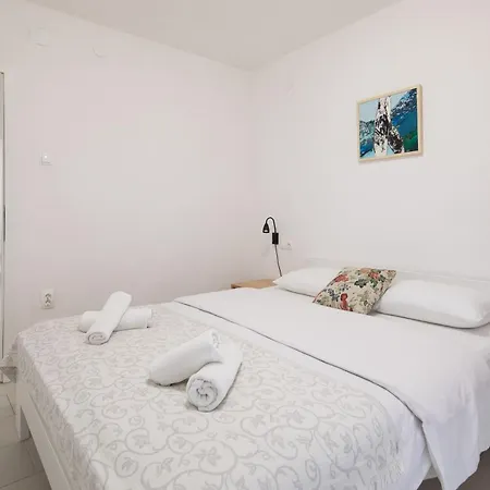 Knez With Terrace Apartman