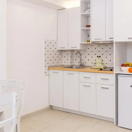 Knez With Terrace Apartman *